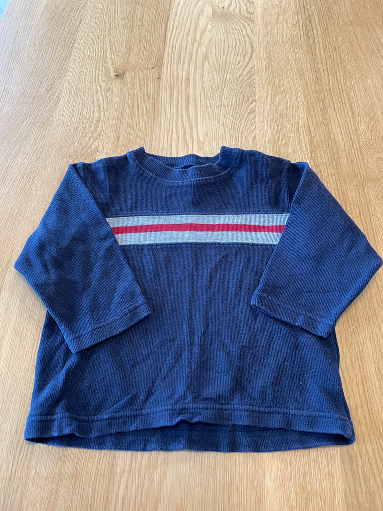 Pull bleu avec rayures grises et rouge
