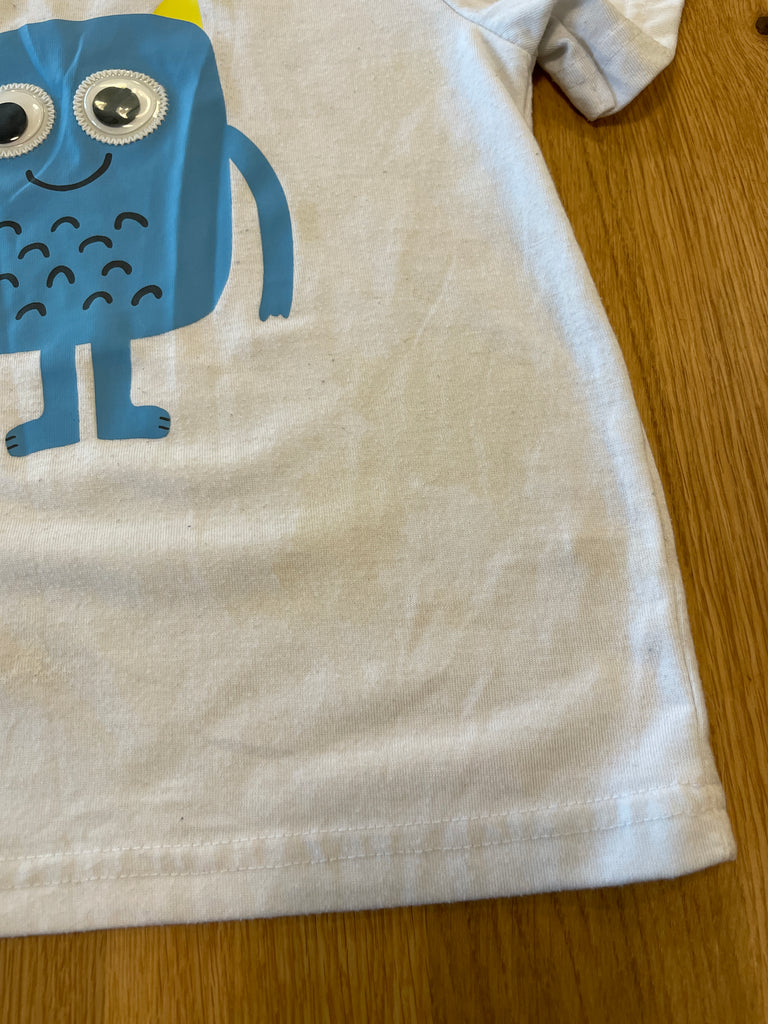 Haut de pyjama blanc et monstre bleu. Oréole coté gauche