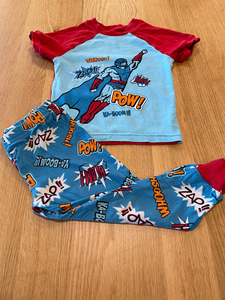 Pyjama 2 pièces super héro, bleu et rouge, petites taches sur le haut