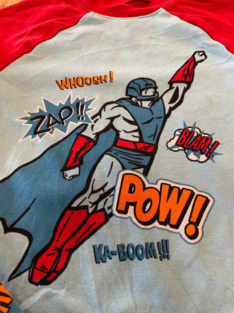 Pyjama 2 pièces super héro, bleu et rouge, petites taches sur le haut