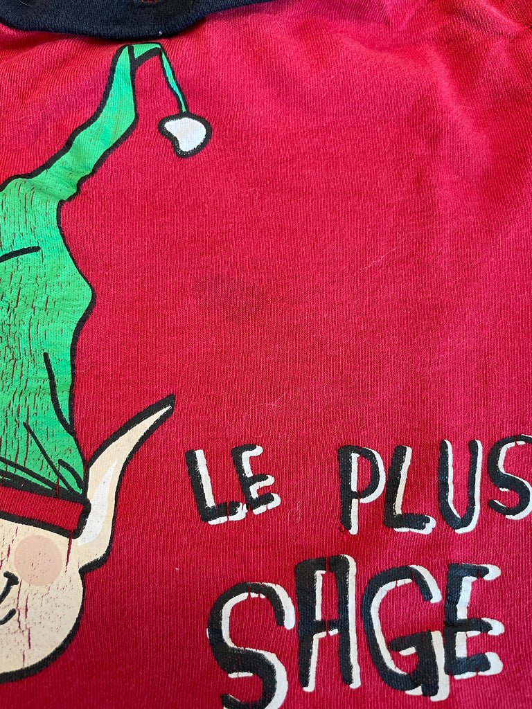 Chandail rouge, le plus sage des lutins. Petite tâche sur le torse et trou sur l'épaule