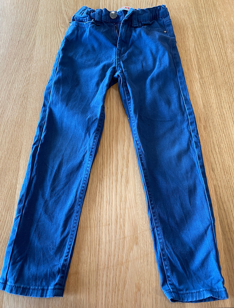 Patalon en toile bleu avec tache sur le genou gauche