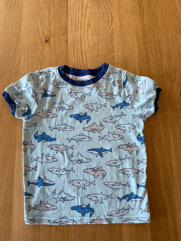 Haut de pyjama avec requins bleus et gris (petite tâche sous le col)