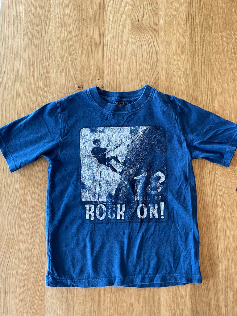 T-Shirt bleu avec illustration escalade blanche Rock on