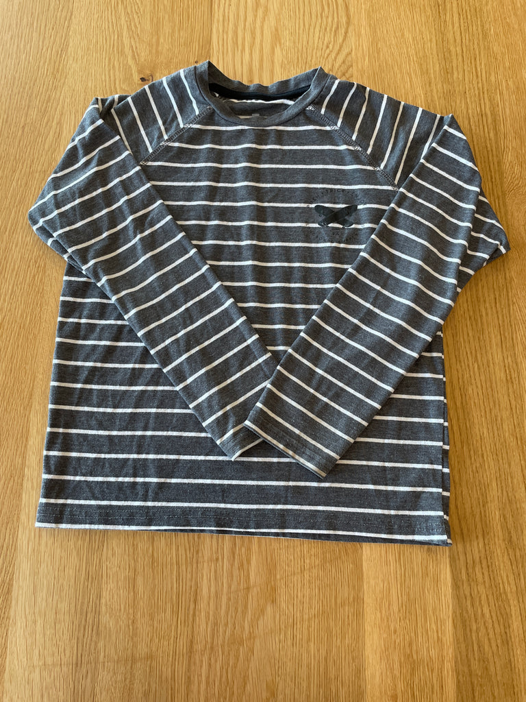 Chandail gris avec rayures blanches et illustration skate