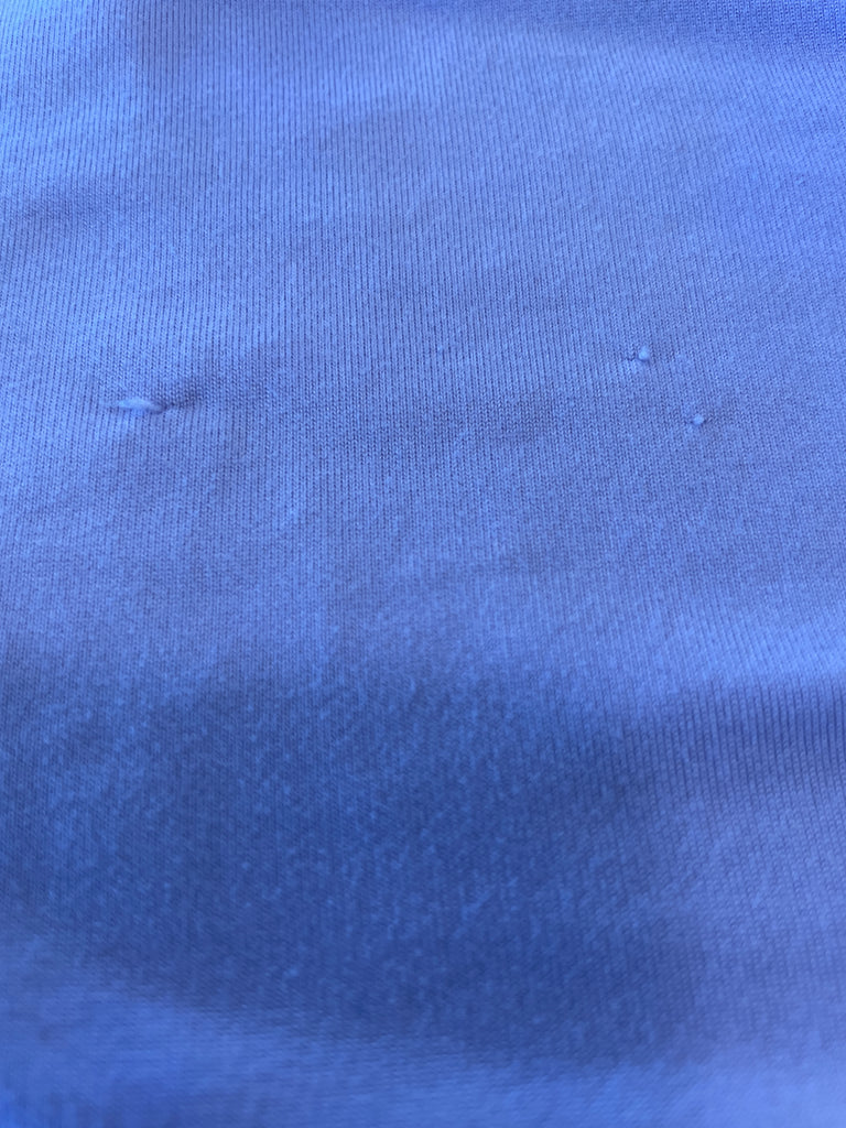 T-Shirt mauve motif papillon, petite tache sur le devant et petit accros à l'arrière