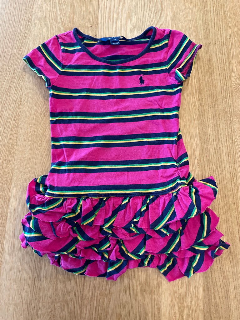 Robe à manche courte, rose à rayures, déchirure non visible sous un des volants