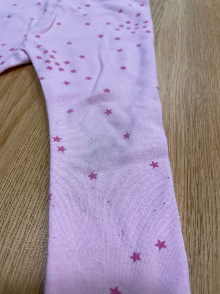 Legging rose avec étoiles, tâche sur le genou gauche
