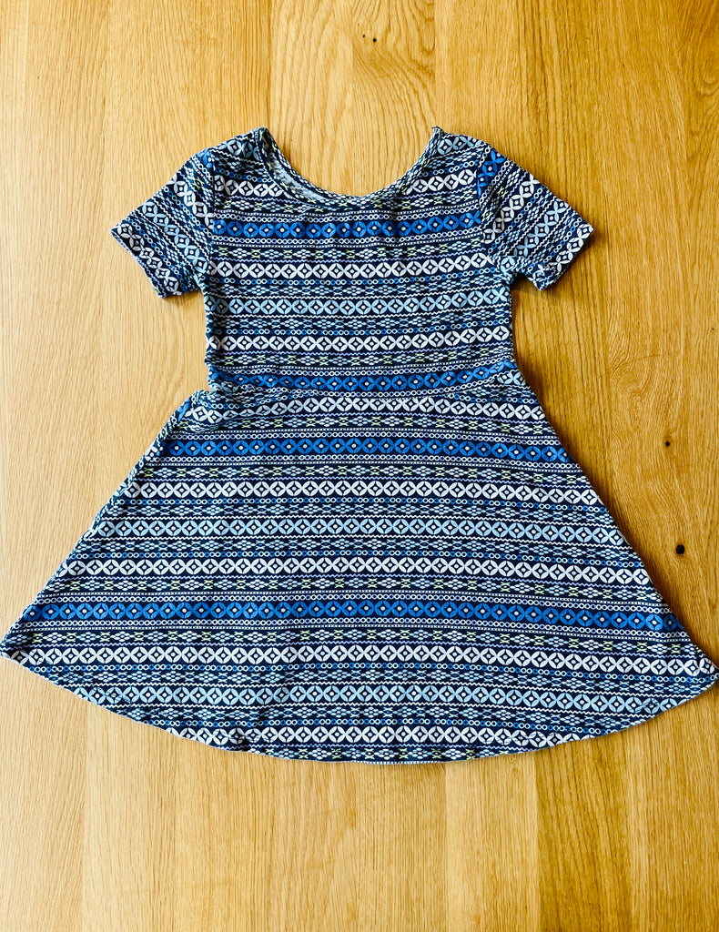 Robe bleue à motifs géométriques