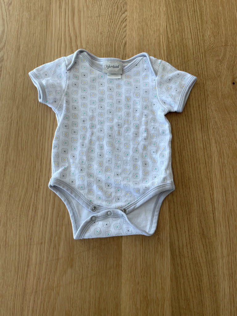 Cache-couche blanc motifs carres